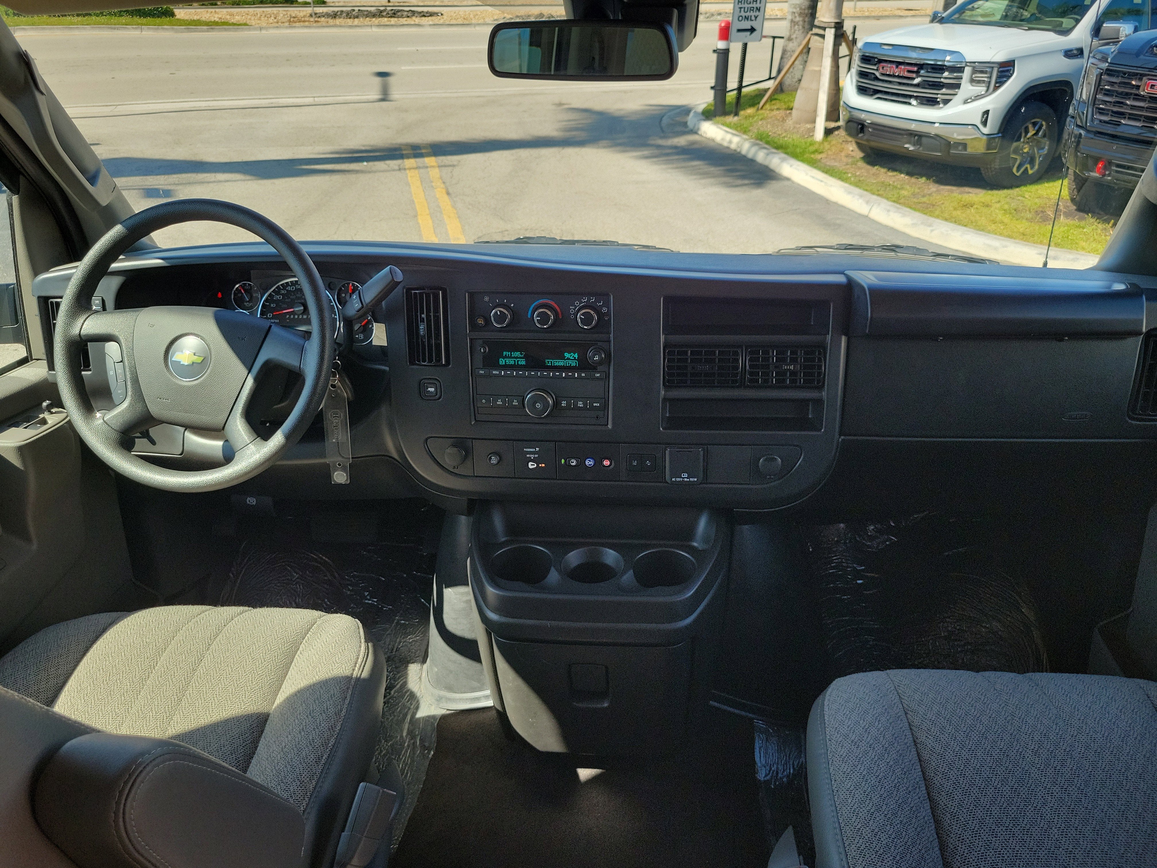 2025 Chevrolet Express Passenger 1LT