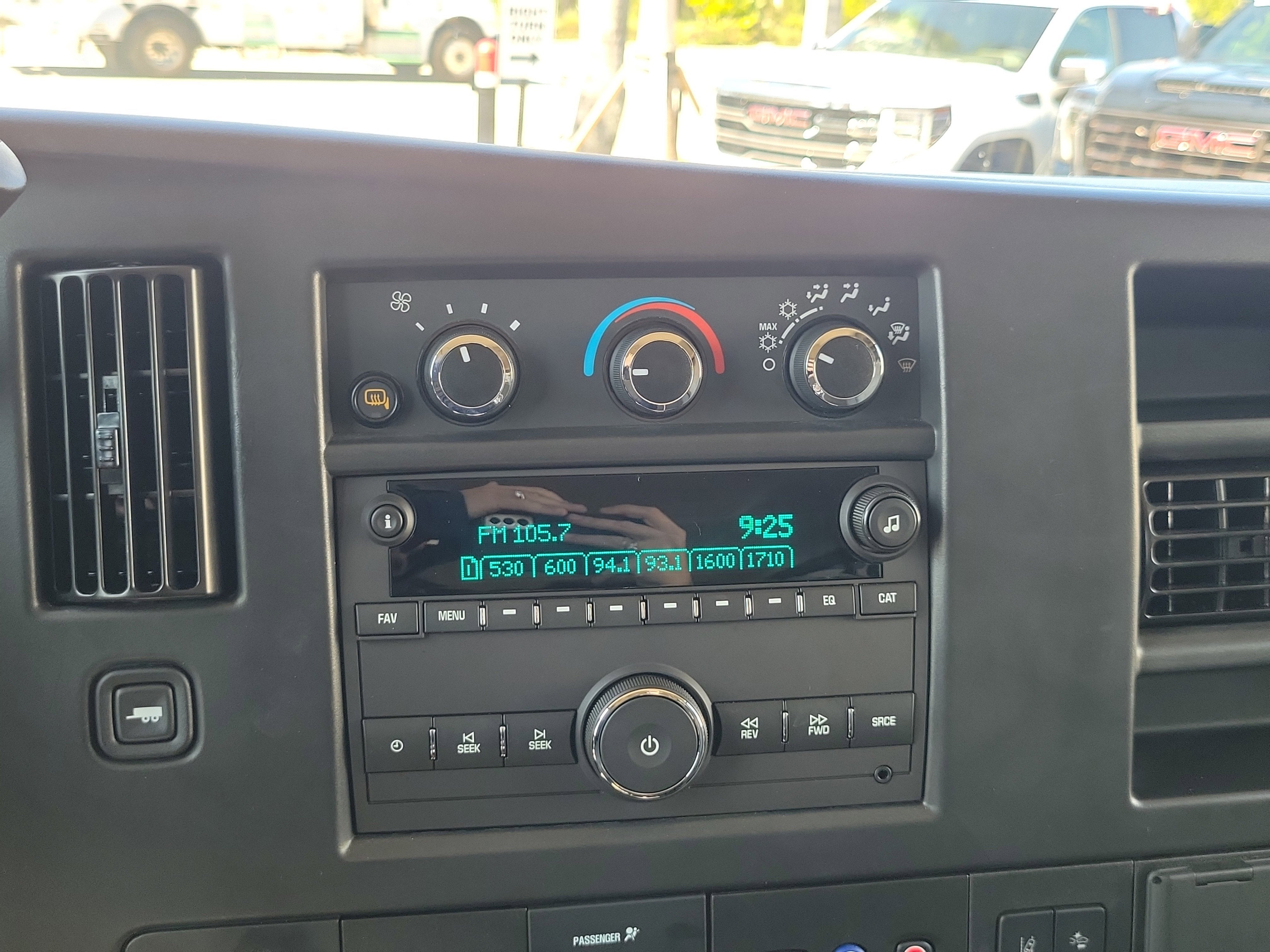2025 Chevrolet Express Passenger 1LT
