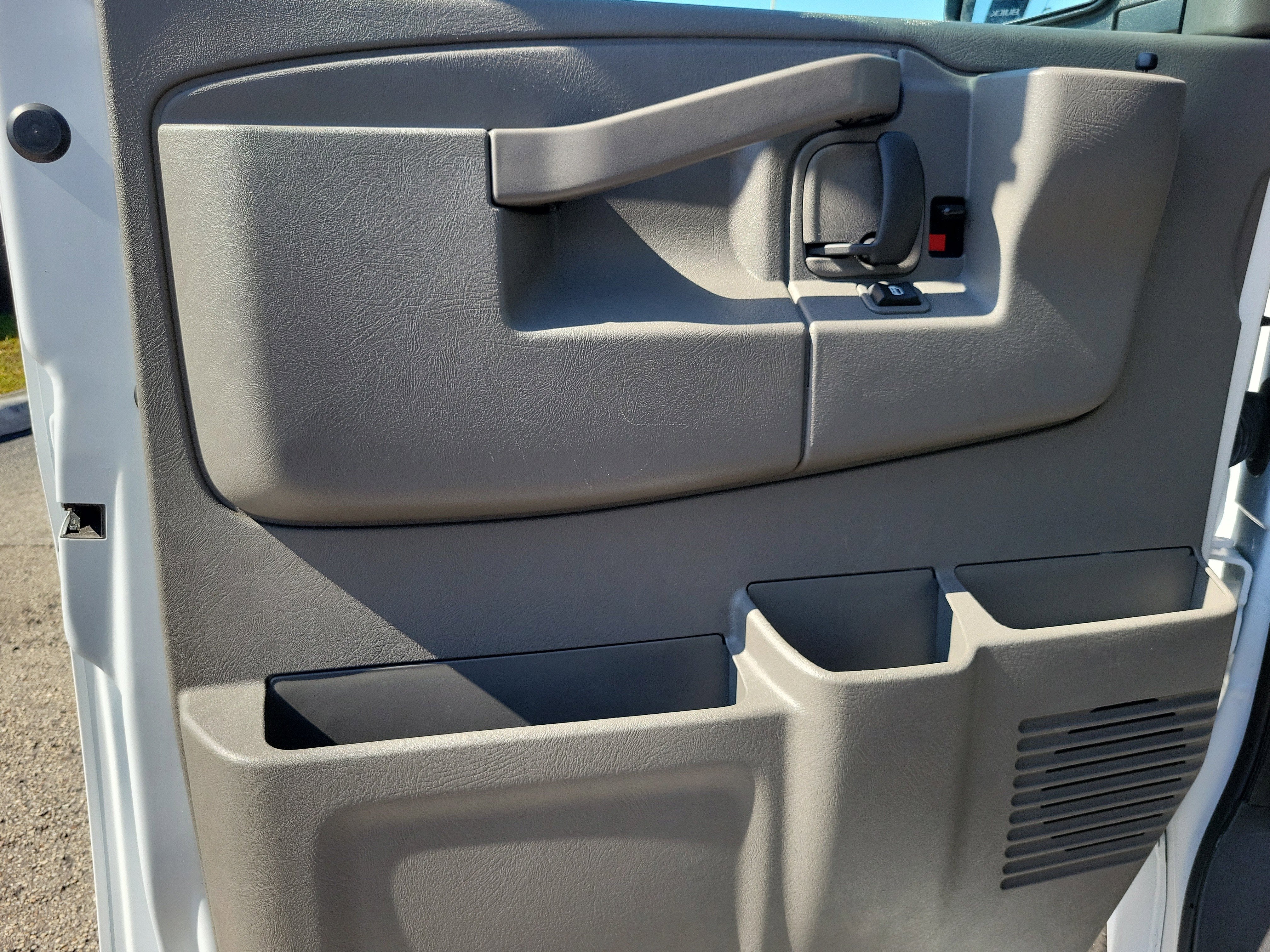 2025 Chevrolet Express Passenger 1LT