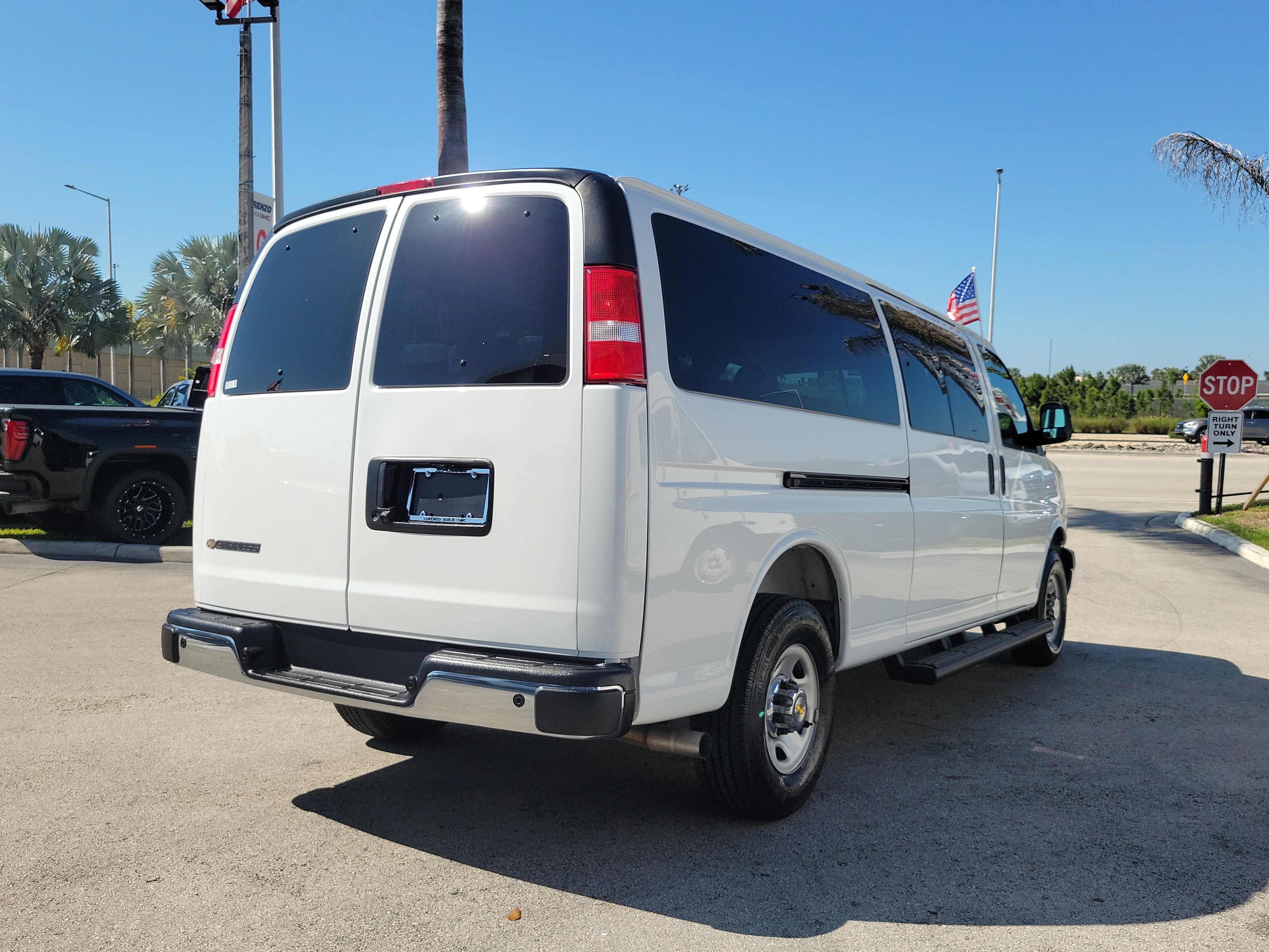 2025 Chevrolet Express Passenger 1LT