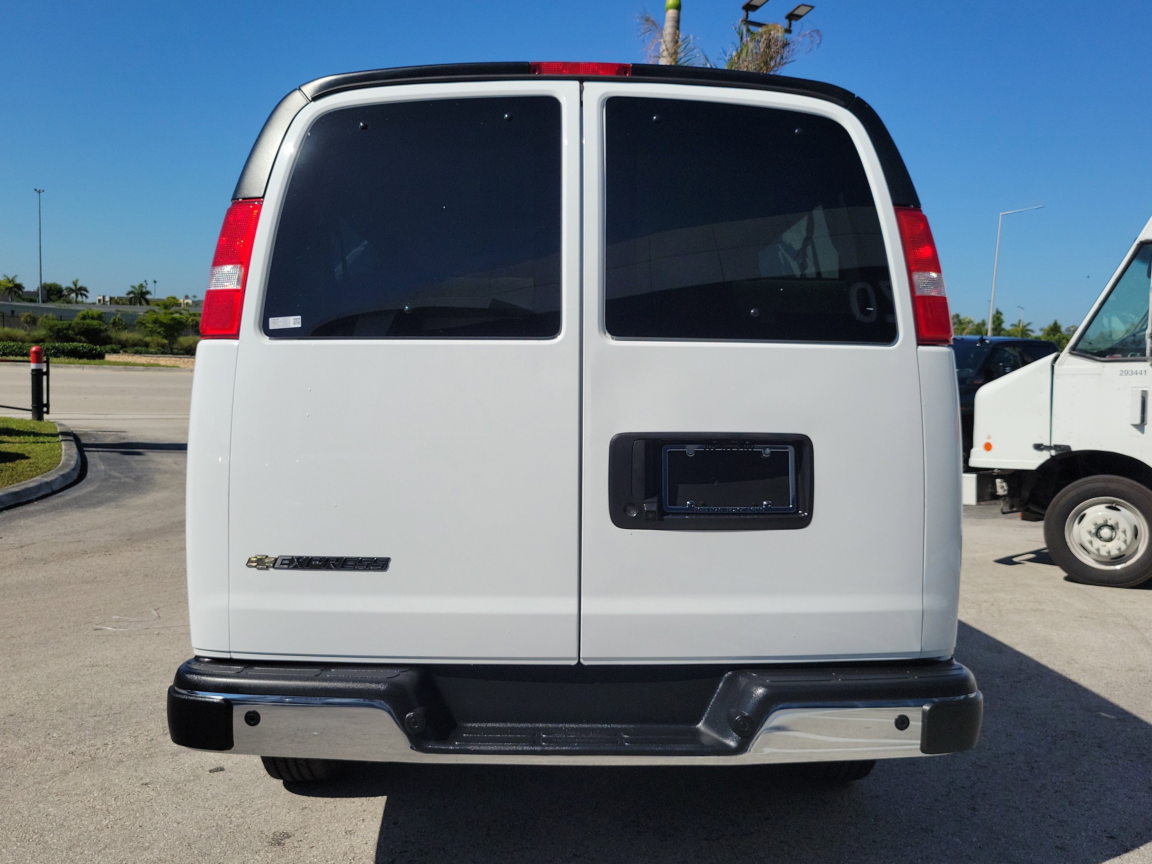 2025 Chevrolet Express Passenger 1LT