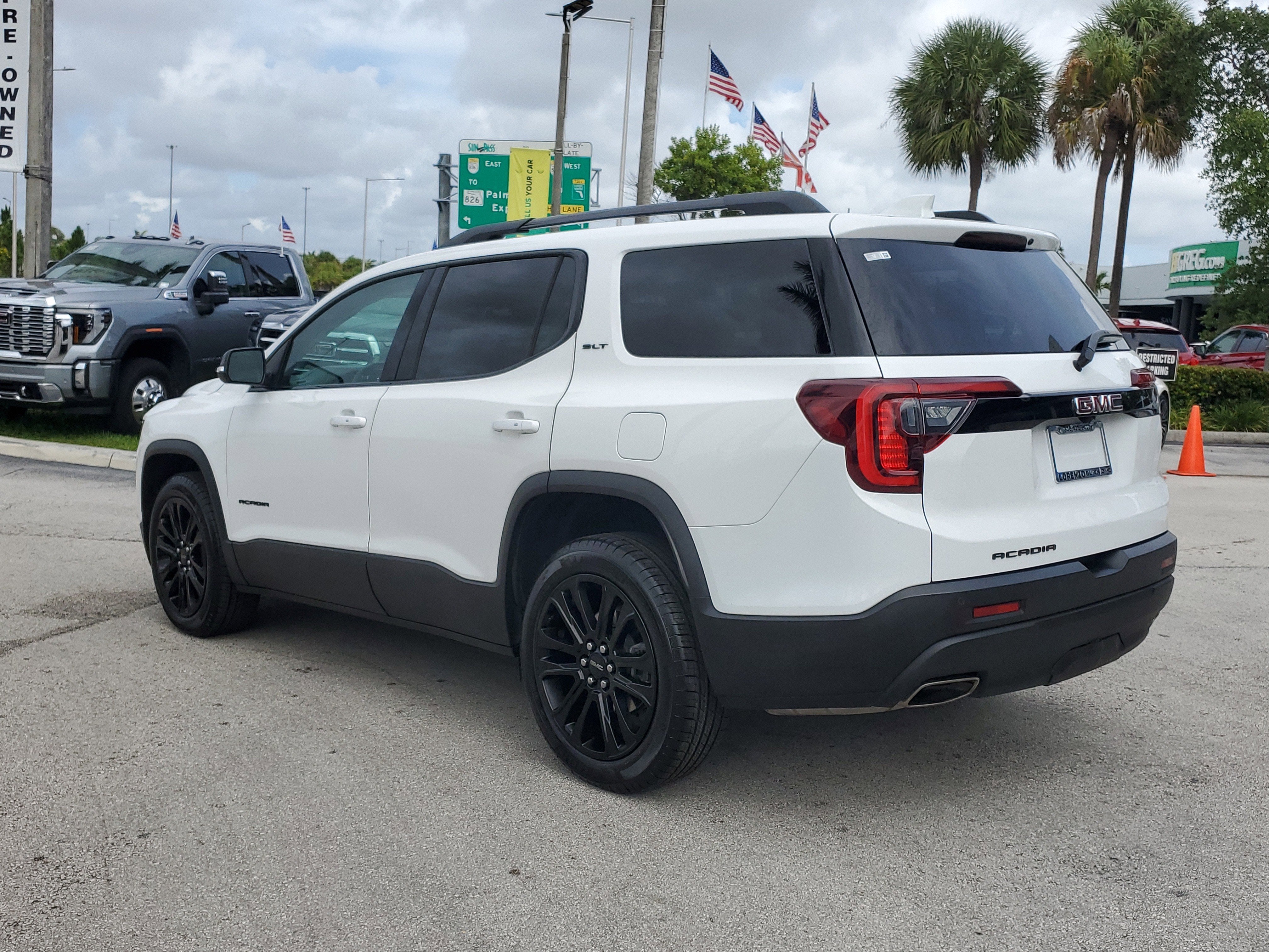 2023 GMC Acadia SLT