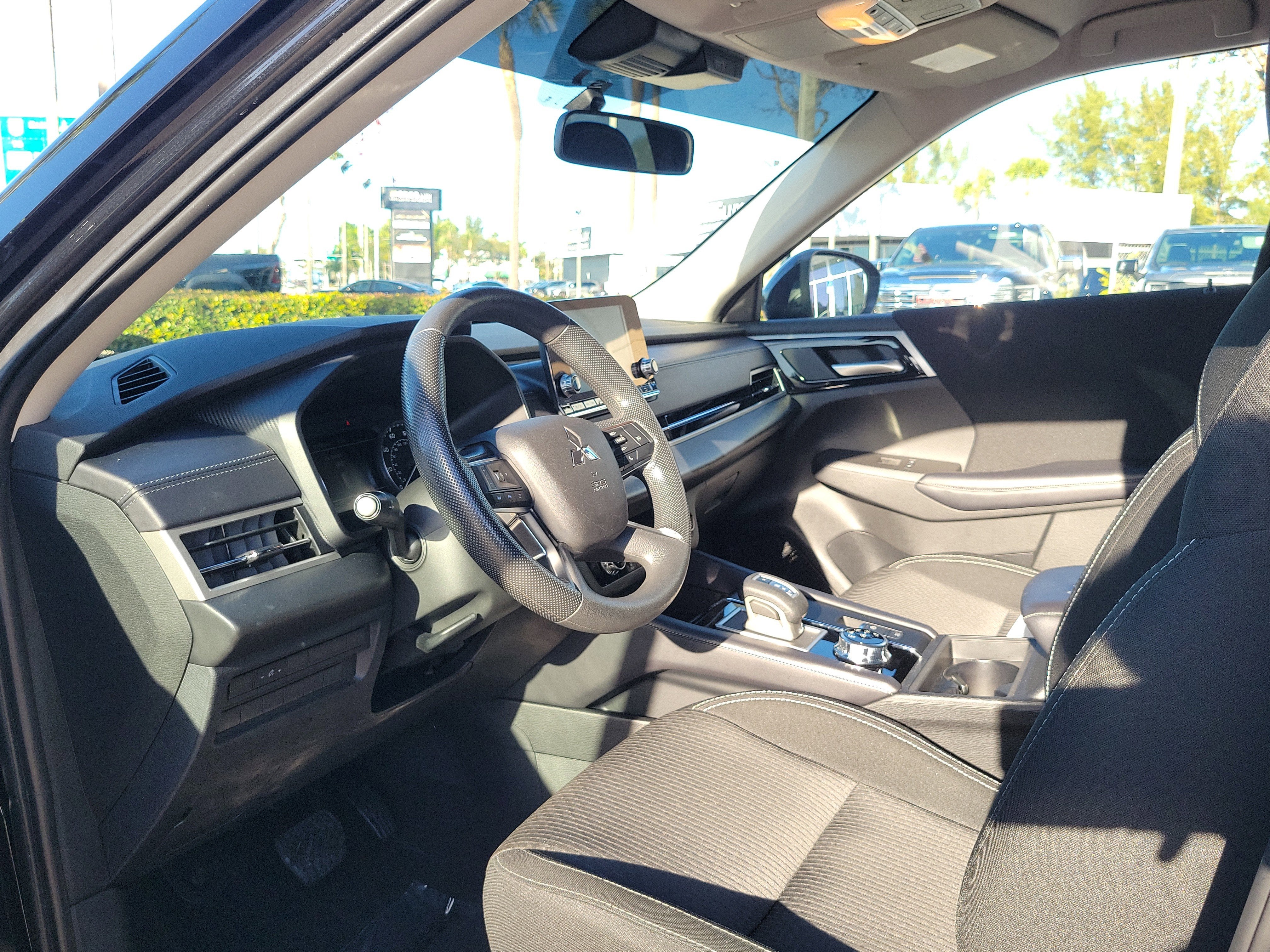 2024 Mitsubishi Outlander ES