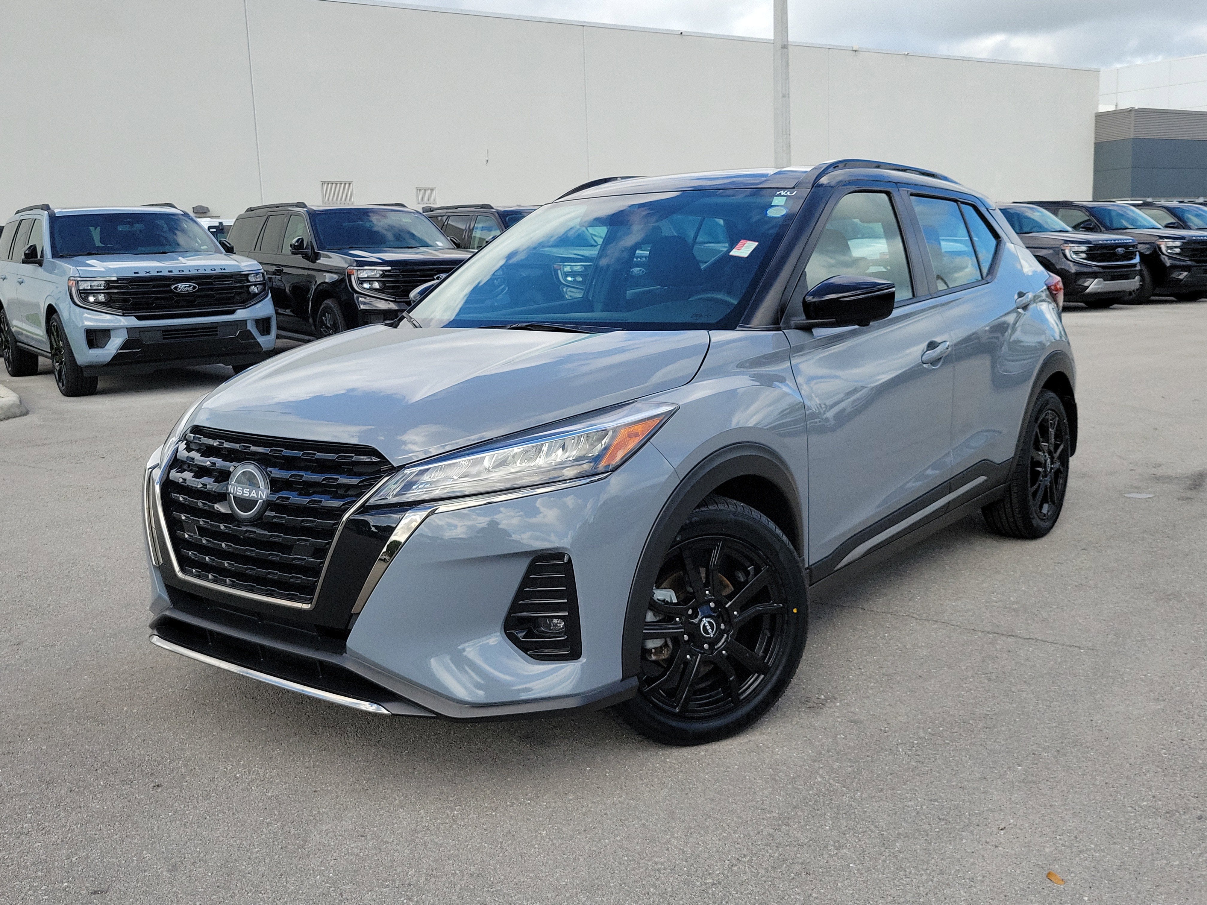 2023 Nissan Kicks SR