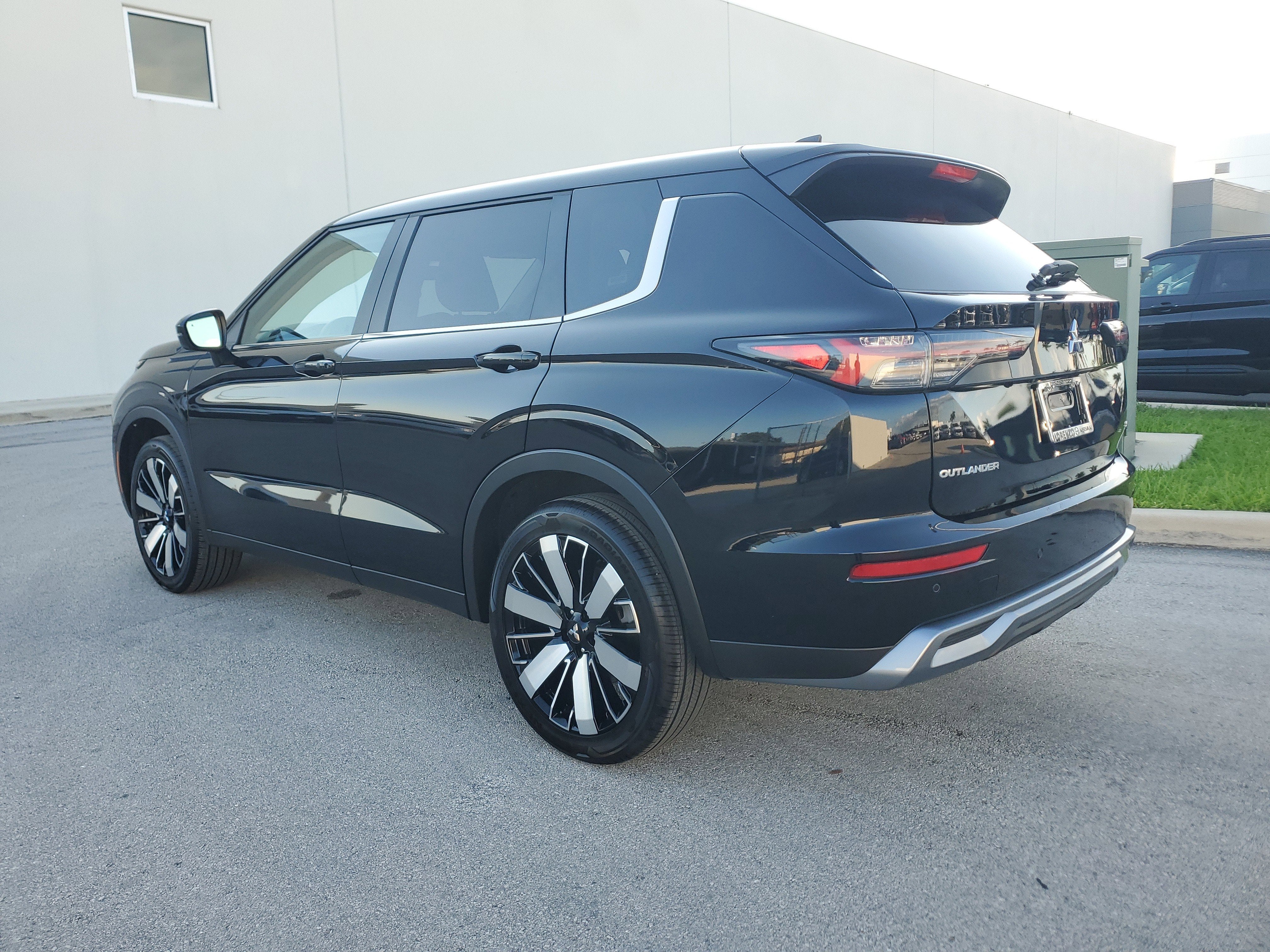 2025 Mitsubishi Outlander SE