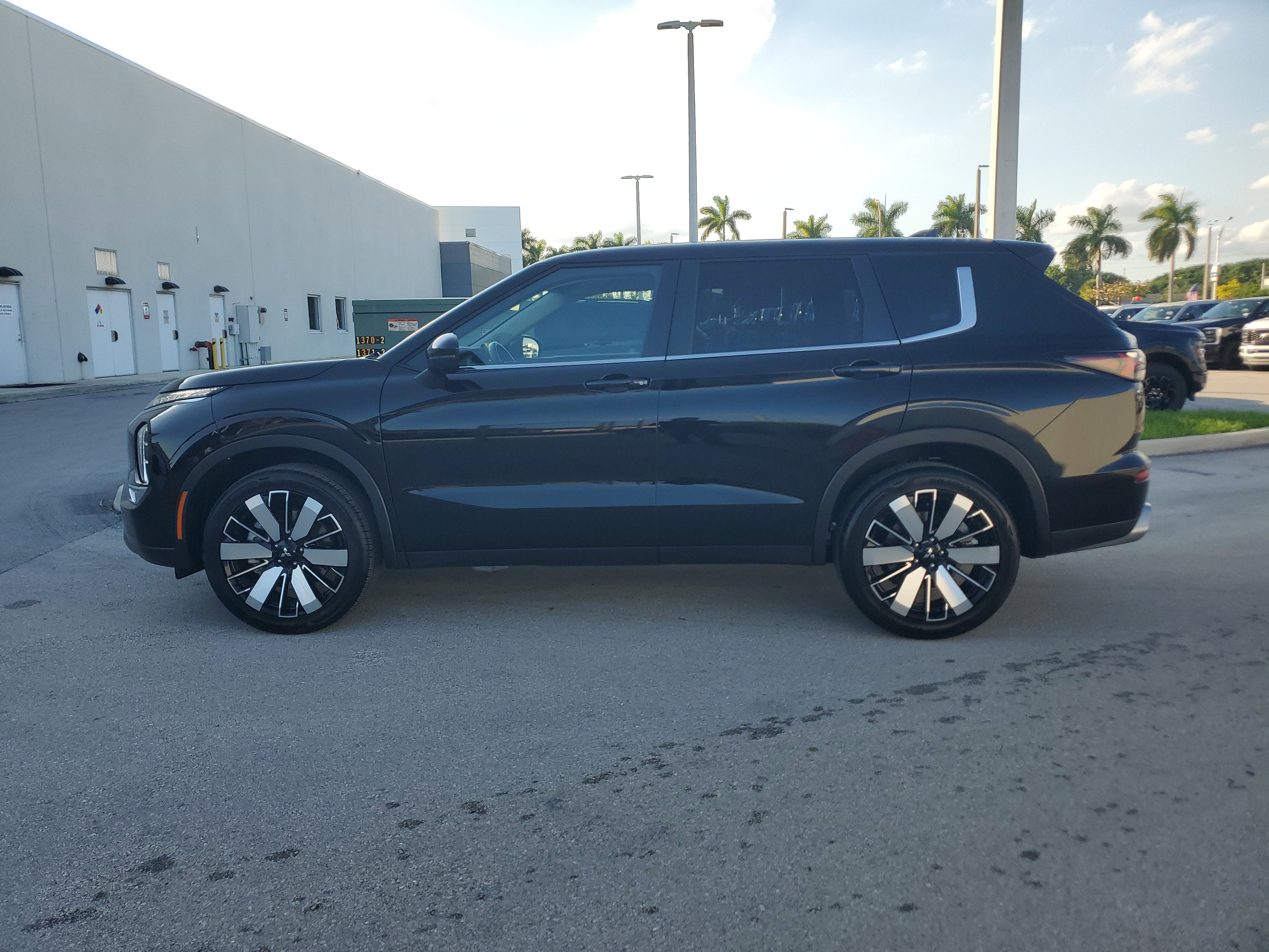 2025 Mitsubishi Outlander SE