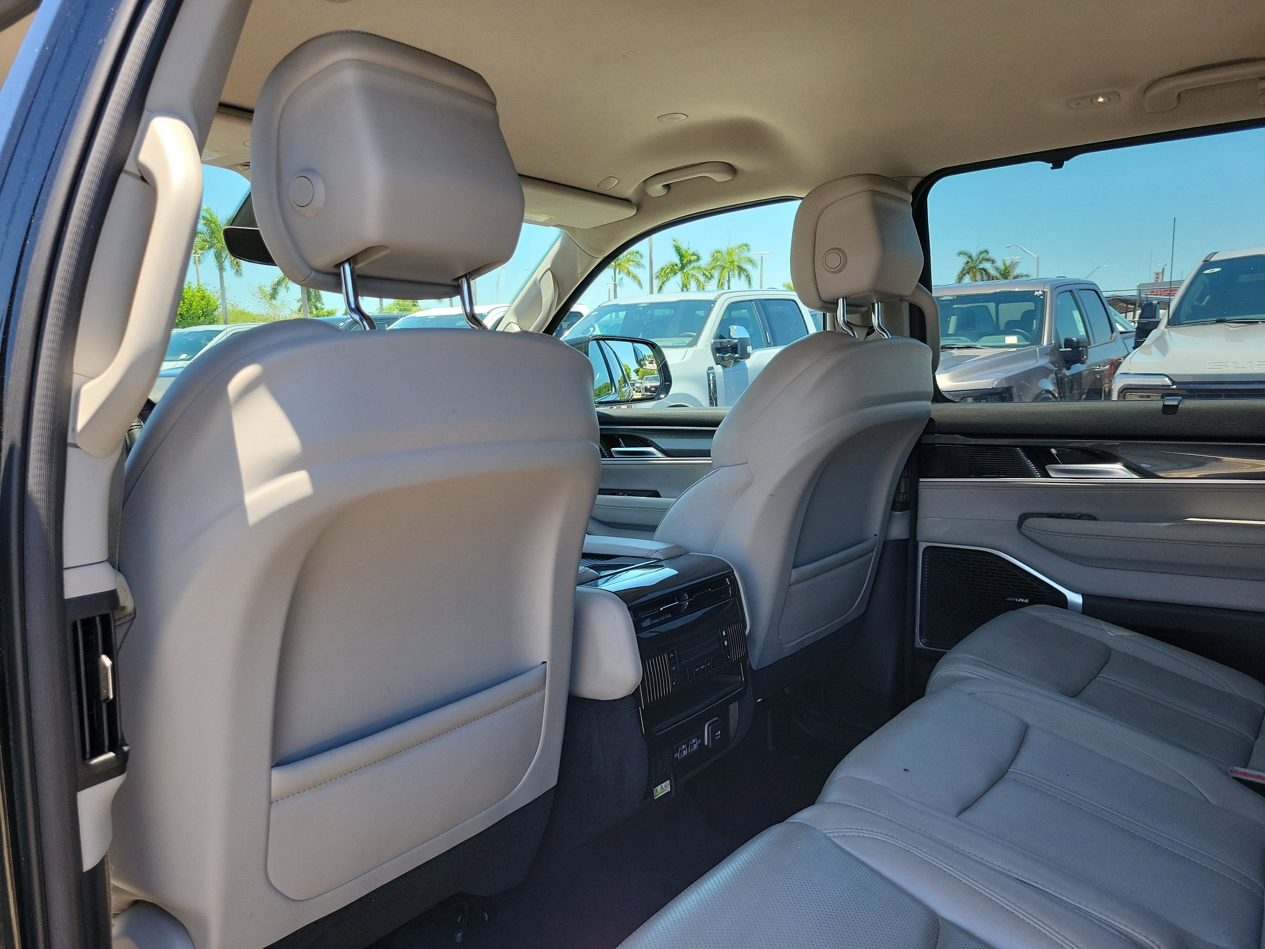 2023 Jeep Wagoneer Base