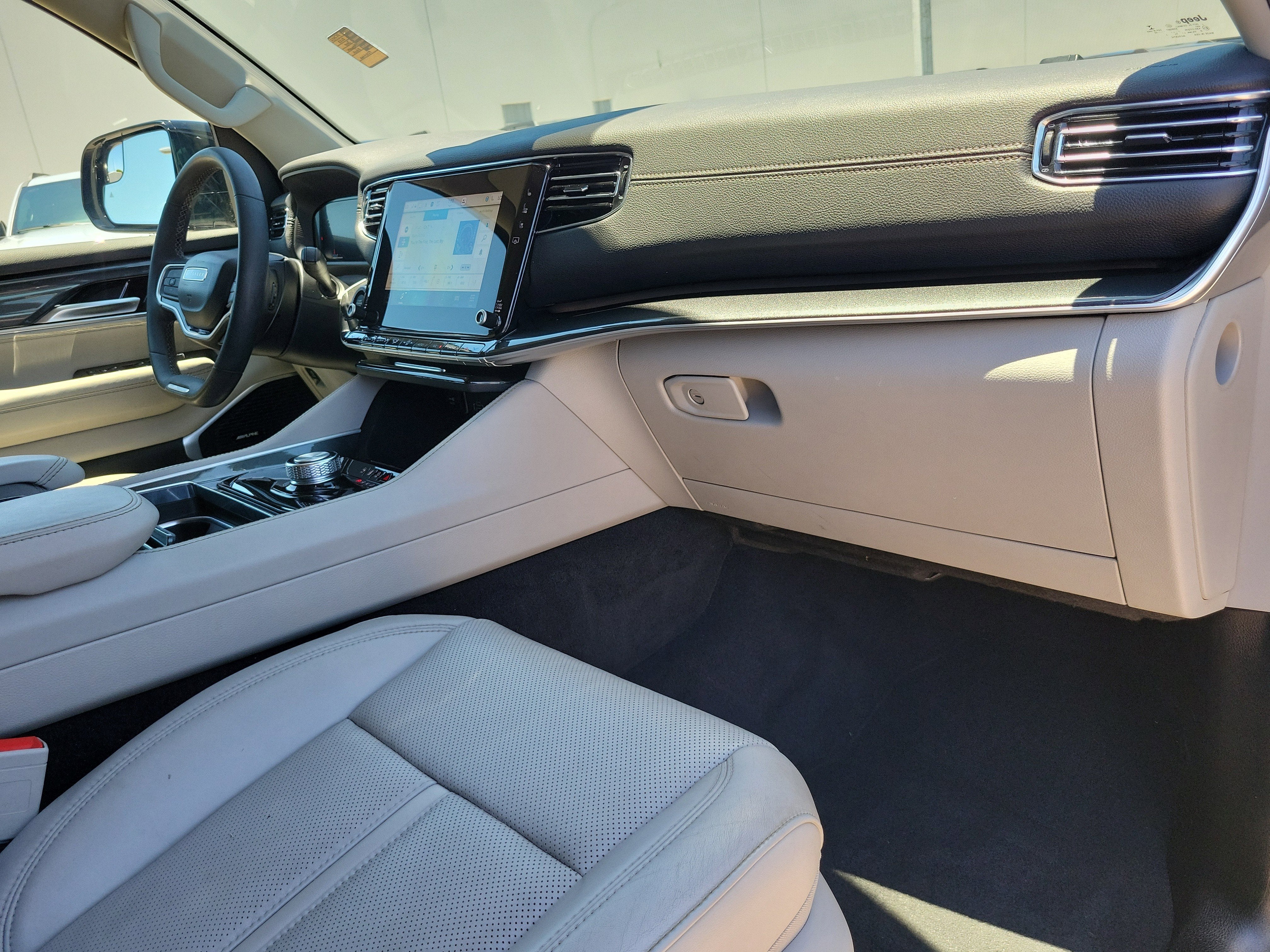 2023 Jeep Wagoneer Base