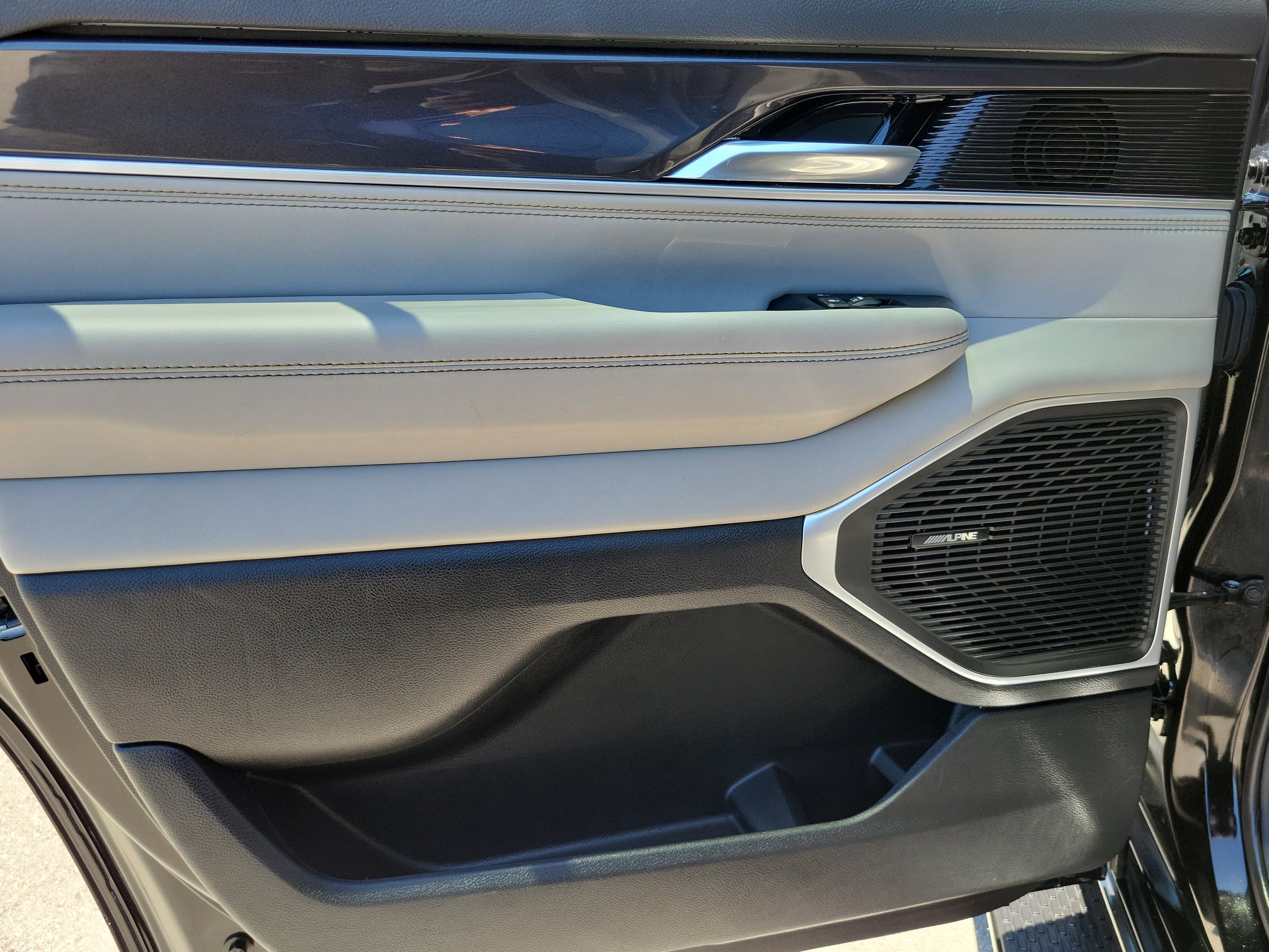 2023 Jeep Wagoneer Base