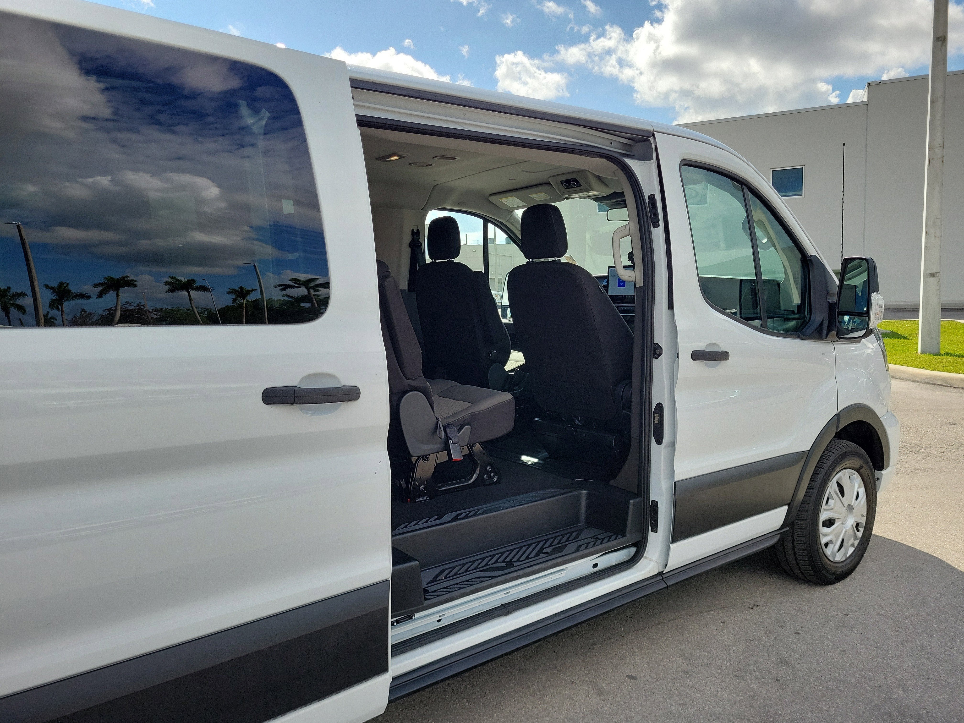 2023 Ford Transit Passenger Wagon XLT