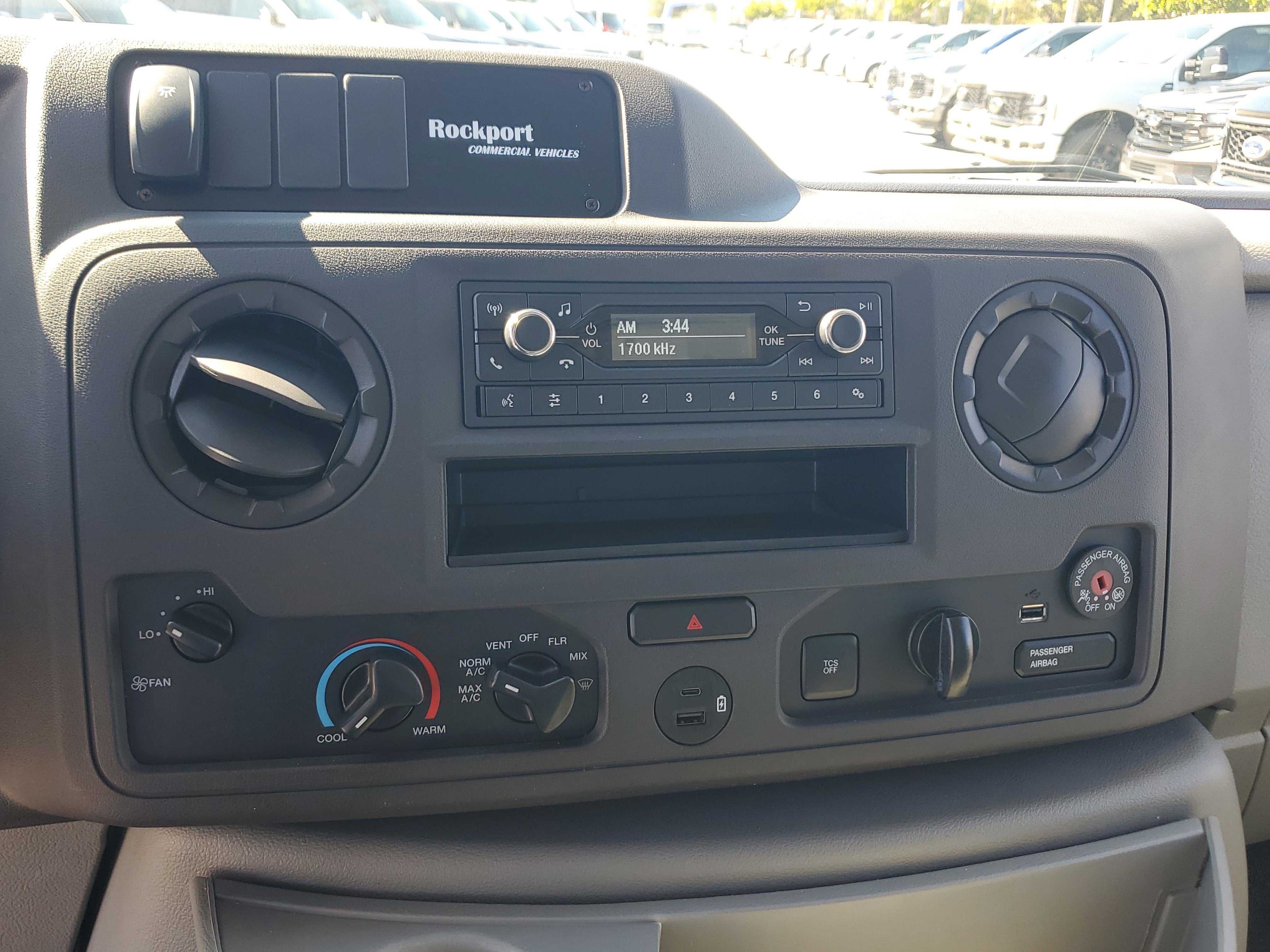 2022 Ford E-Series Cutaway Base