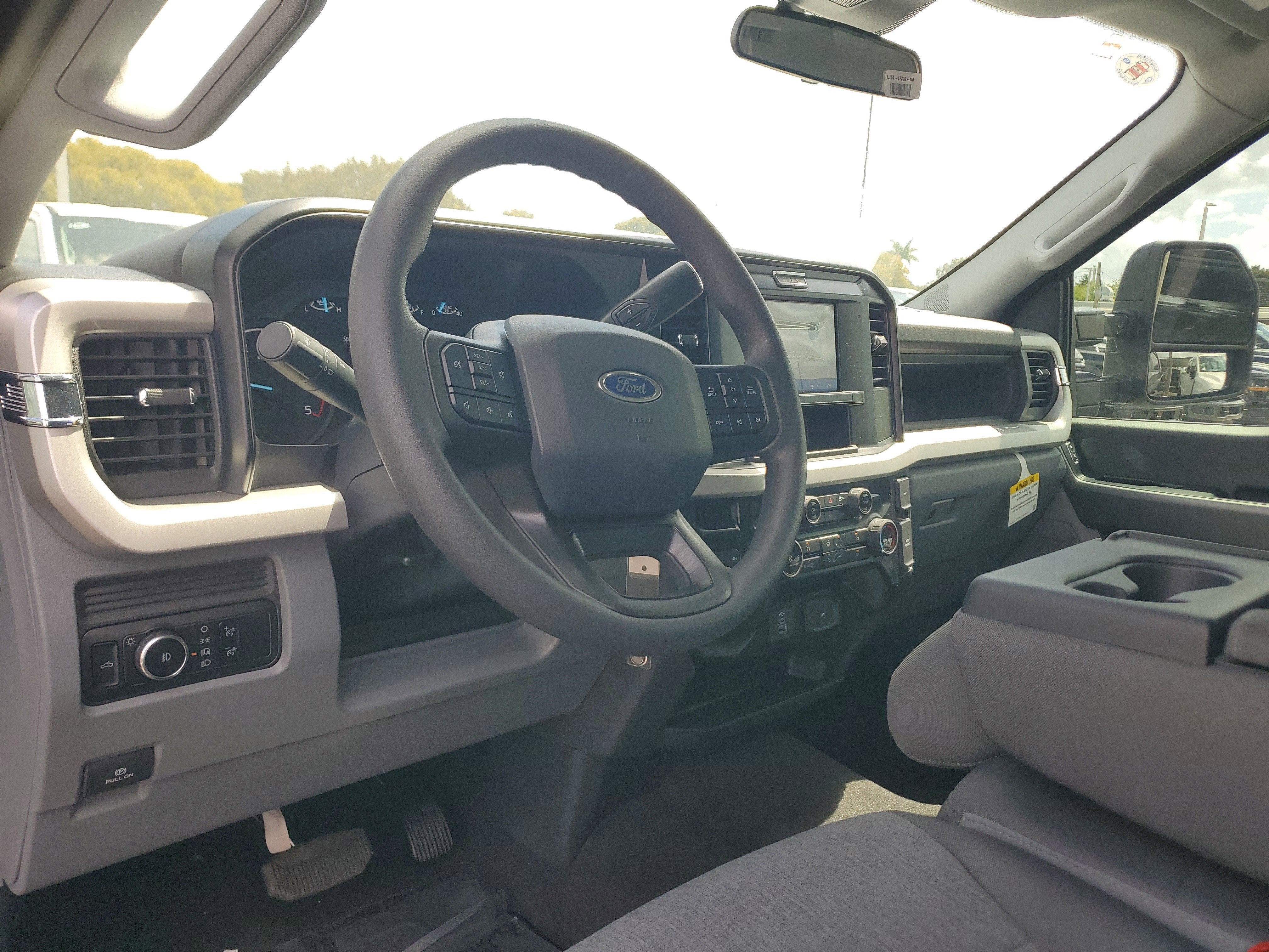 2025 Ford Super Duty F-350 SRW XL