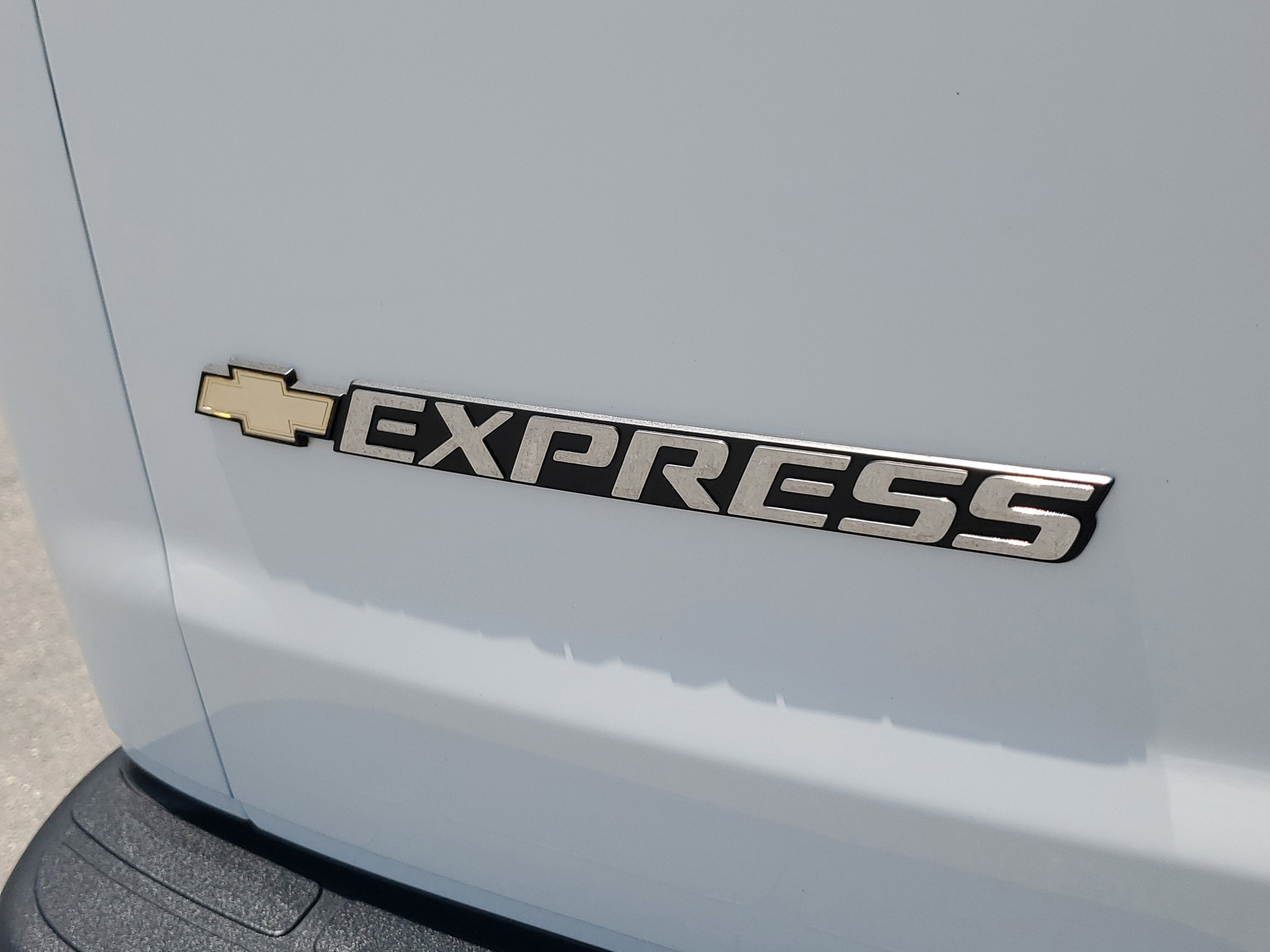 2025 Chevrolet Express Passenger LT