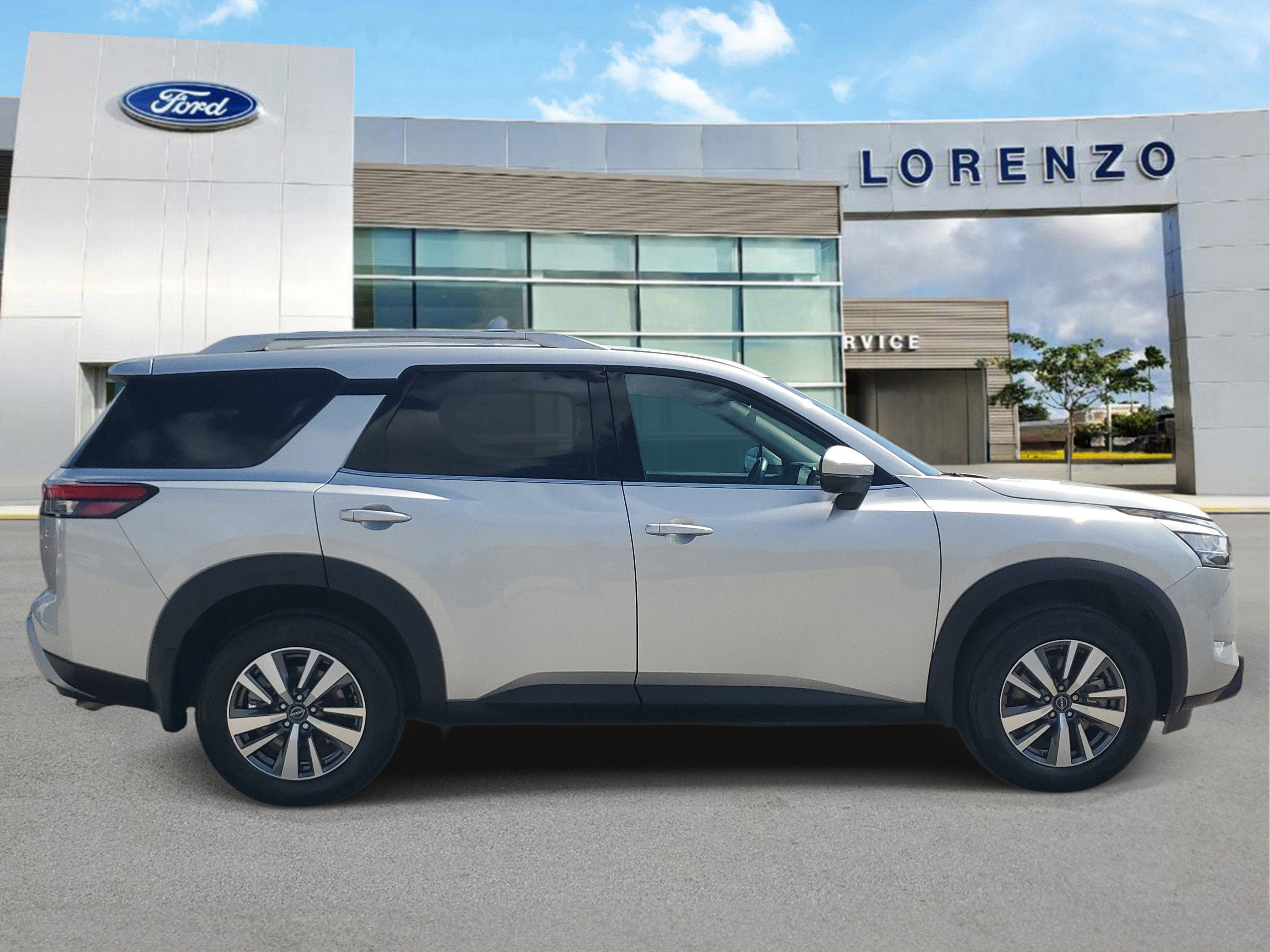 2024 Nissan Pathfinder SL