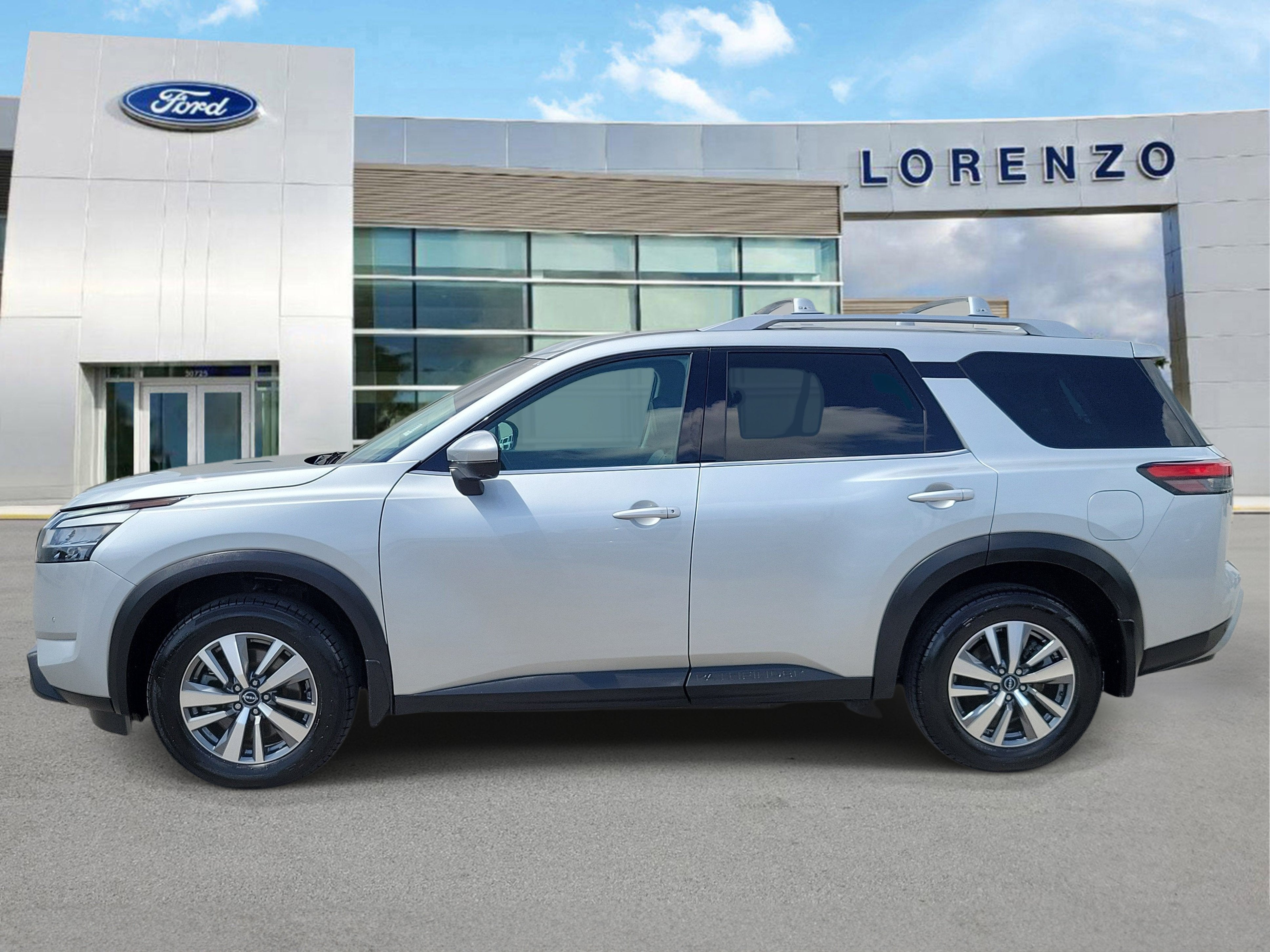 2024 Nissan Pathfinder SL
